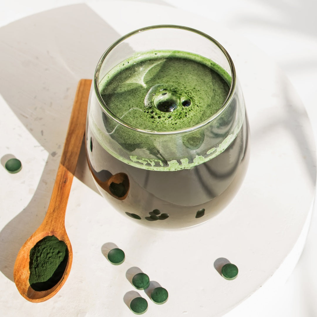 オーツミルクおすすめレシピ キウイとスピルリナのオーツミルクスムージー | Earth MILK