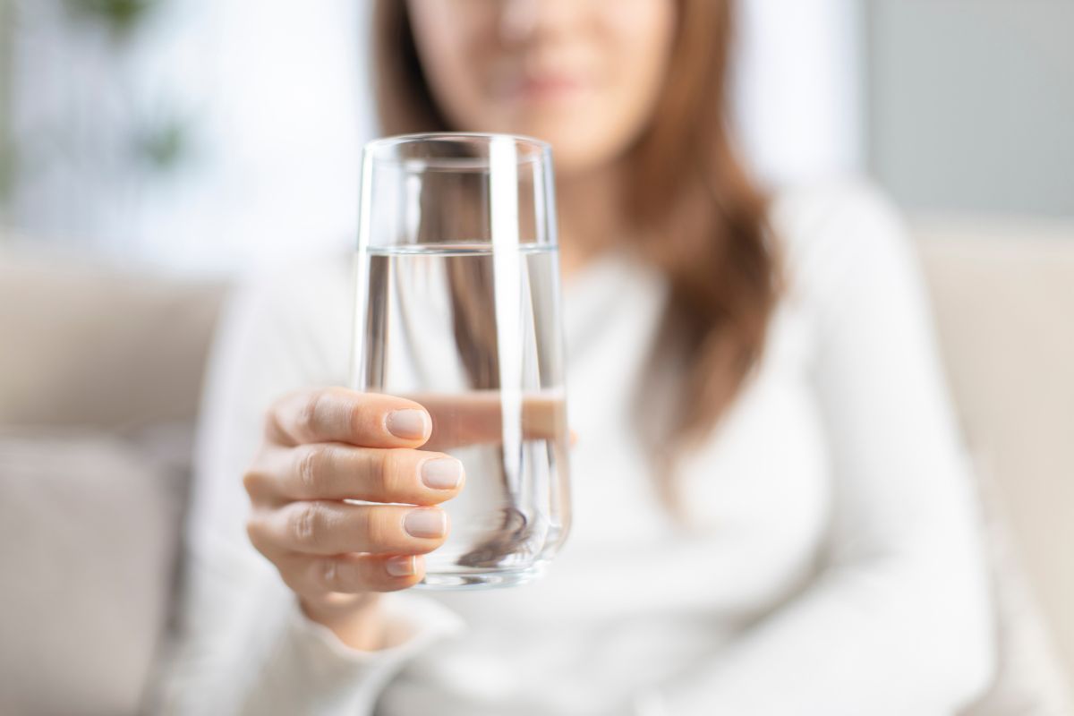 腸内環境ケアにいい水の飲み方と目安量は?水分補給しても便秘が解消しない理由も解説