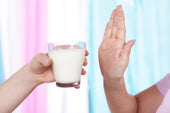 牛乳アレルギーの原因と症状とは?【食べてはいけないものと注意点・代替ミルクという選択肢】