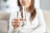 便秘改善に効く水の飲み方と目安量は？水分補給しても便秘が解消しない理由も解説